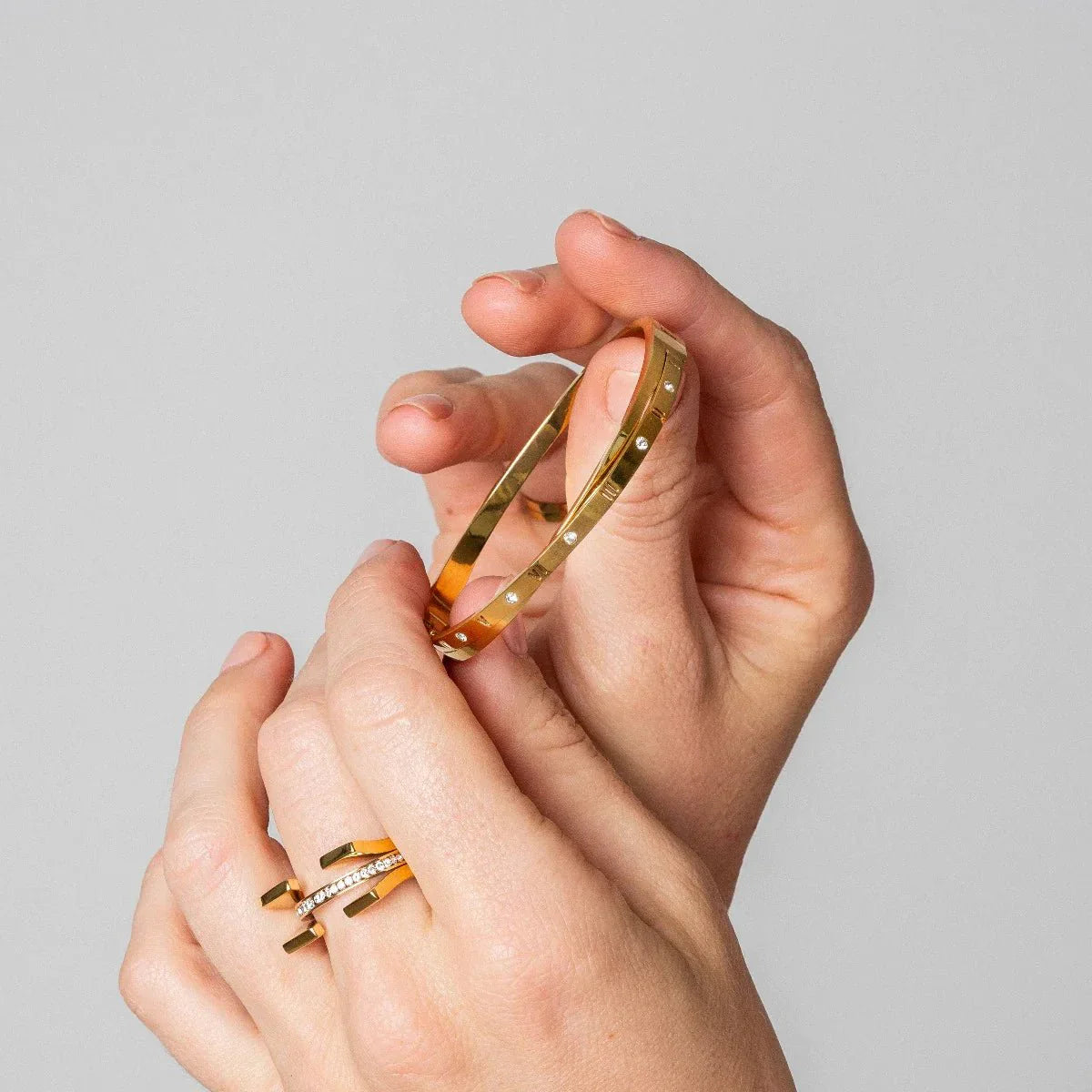 Intertwined Roman Numerals Bracelet 18K Gold Plated
